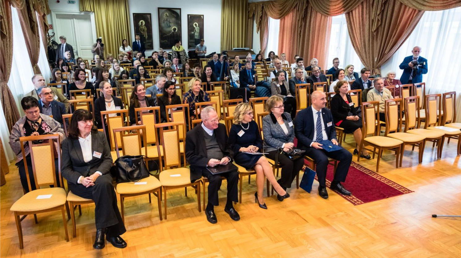 Apáczai-napok - Megnyílt a Barsi Ernő állandó kiállítás Győrben.png